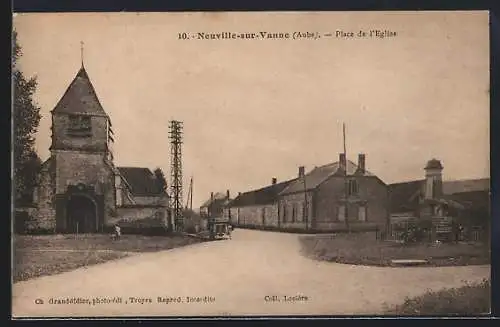 AK Neuville-sur-Vanne, Place de l`Église