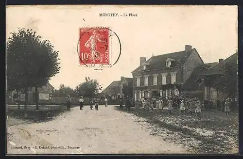 AK Montfey, La Place avec des habitants et maisons adjacentes