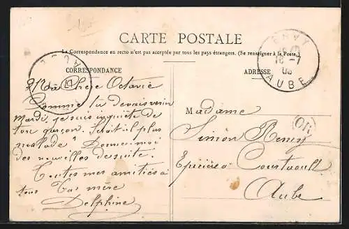 AK Montfey, La Place avec des habitants et maisons adjacentes