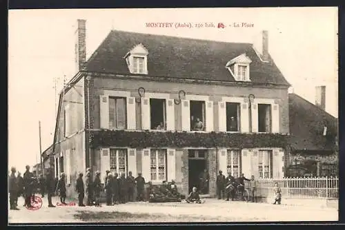 AK Montfey, La Place avec habitants devant une grande maison