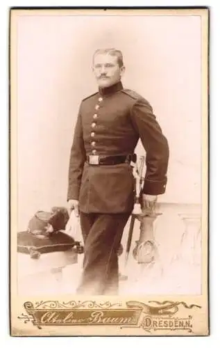 Fotografie M. Baum, Dresden, Soldat sächsischer Jäger in Uniform Rgt. 108 nebst Tschako
