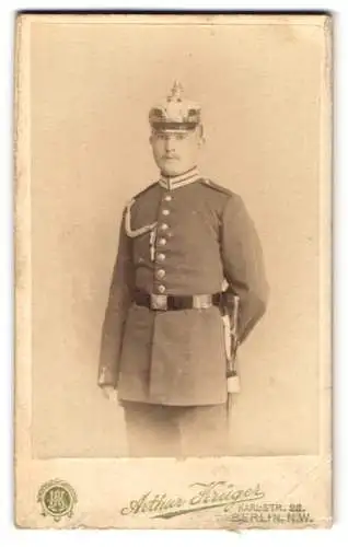 Fotografie Arthur Krüger, Berlin, preussischer Soldat in Garde Uniform mit Pickelhaube und Schützenschnur