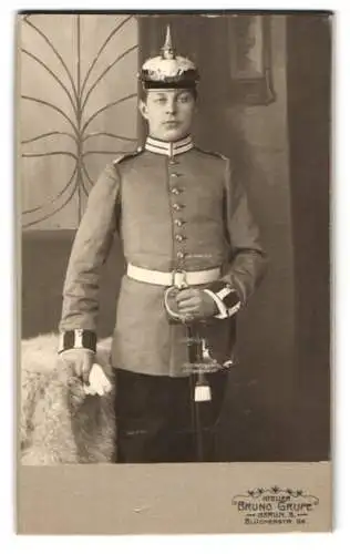 Fotografie Bruno Grupe, Berlin, junger Soldat in Garde Uniform mit Pickelhaube Preussen und Säbel