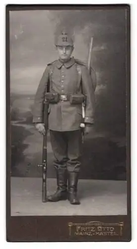 Fotografie Fritz Otto, Mainz, Pionier in Feldgrau Uniform Rgt. 21, Pickelhaube Tarnbezug, Gewehr bei Fuss Kriegsausmarsch