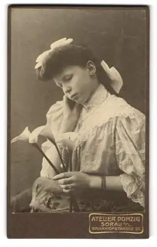 Fotografie Atelier Domzig, Sorau N.L., junge Frau schaut melancholisch auf die Blumen in ihrer Hand