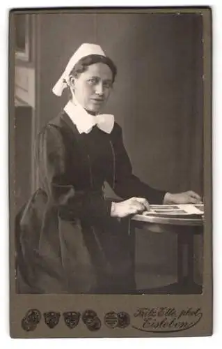 Fotografie Fritz Ette, Eisleben, Krankenschwester in Dienstuniform mit Haube