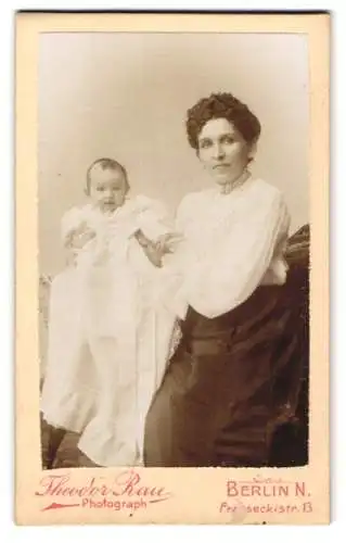 Fotografie Theodor Rau, Berlin, Mutter präsentiert ihr Kind im Atelier, Mutterglück