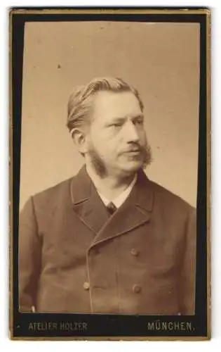 Fotografie Atelier Holzer, München, Herr im Anzug mit Koteletten Bart