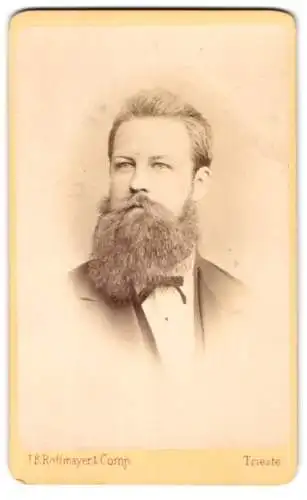 Fotografie J. B. Rottmayer & Comp., Trieste, Herr im Anzug mit voluminös gepflegtem Vollbart