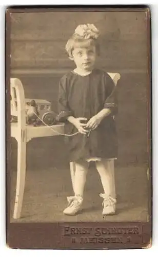 Fotografie Ernst Schröter, Meissen a. E., kleines Mädchen mit Holzspielzeug Ente auf Rollen und Holzauto