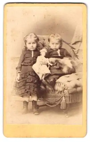 Fotografie E. Huth, Dessau, zwei niedliche Kinder mit Puppe im Arm