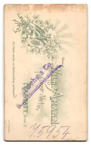 Fotografie Wilh. Amann, Rastatt, kleines blondes Mädchen mit Kasperle Figur im Arm