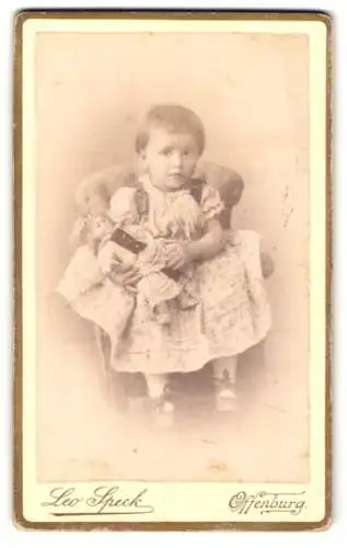 Fotografie Leo Speck, Offenburg, kleines Mädchen im Sommerkleid mit ihrer Puppe im Arm