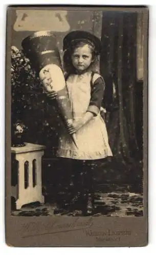 Fotografie Willy Schaarschmidt, Leipzig-Wahren, sächsisches Schulmädchen zum Schulanfang mit Zuckertüte