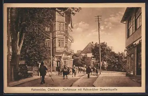 AK Hahnenklee /Oberharz, Dorfstrasse mit Hahnenkleer Damenkapelle