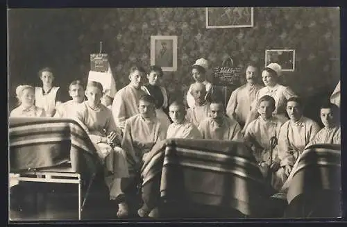 Foto-AK Verwundete Soldaten im Krankenhaus, Rotes Kreuz