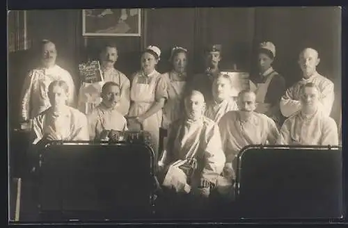 Foto-AK Verwundete Soldaten im Krankenhaus, Rotes Kreuz