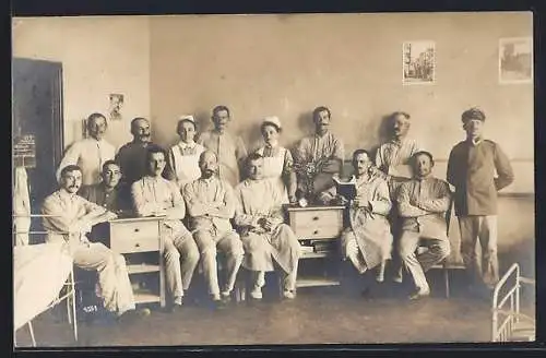Foto-AK Verwundete Soldaten im Krankenhaus, Rotes Kreuz