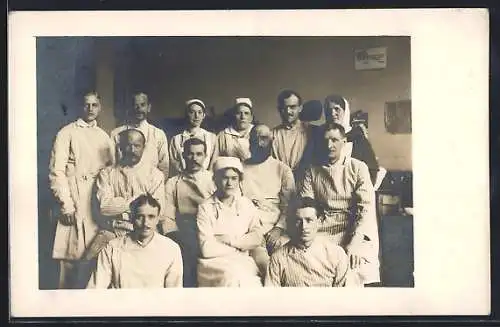 Foto-AK Soldaten im Krankenhaus, Rotes Kreuz