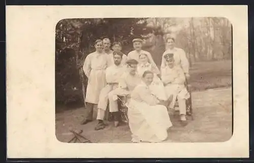 Foto-AK Soldaten im Krankenhausgarten, Rotes Kreuz