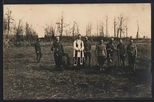 Foto-AK Österreichische Soldaten in Uniformen am Grab eines Kameraden