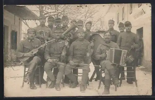 Foto-AK Gruppenfoto österreichischer Soldaten in Uniformen mit Musikintrumenten