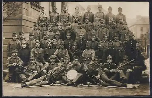 Foto-AK Gruppenbild österreichischer Soldaten in Uniformen