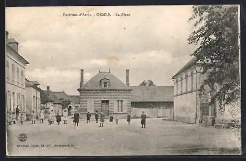 AK Ormes, La Place avec enfants en rang sur la place centrale
