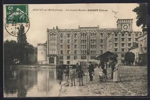 AK Nogent-sur-Seine, Les Grands Moulins Sassot Frères et la rive animée