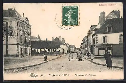 AK Nogent-sur-Seine, Faubourg de Troyes avec enfants jouant dans la rue