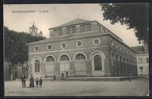 AK Nogent-sur-Seine, La Halle et vue partielle de l`église en arrière-plan