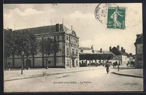 AK Nogent-sur-Seine, Le Théâtre et rue animée avec passants