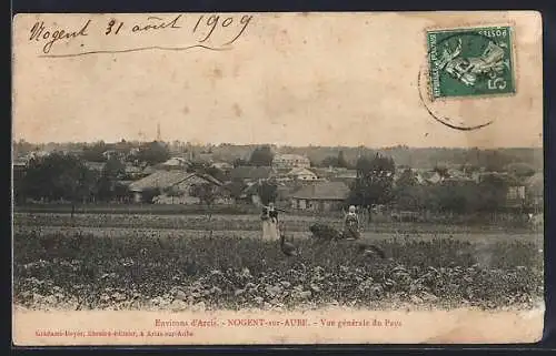 AK Nogent-sur-Aube, Vue générale du pays avec champs et village en arrière-plan