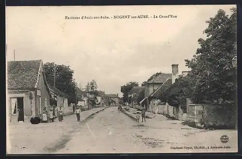 AK Nogent-sur-Aube, La Grand`Rue animée avec villageois et maisons de campagne