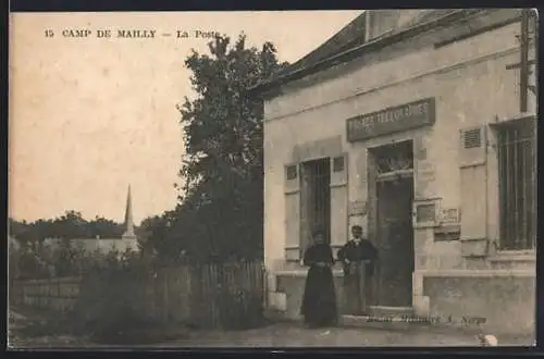 AK Camp de Mailly, La Poste avec deux personnes devant l`entrée