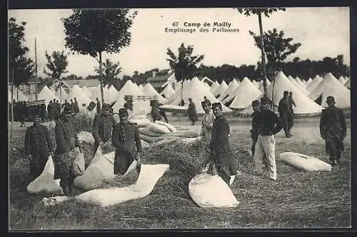 AK Camp de Mailly, Emplissage des paillasses dans le camp militaire