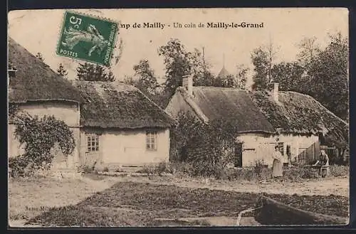 AK Mailly-le-Grand, Un coin pittoresque avec maisons à toit de chaume et habitants devant leur maison