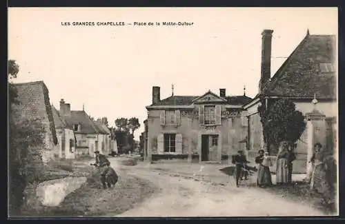 AK Les Grandes Chapelles, Place de la Motte-Dufour avec villageois et maisons anciennes