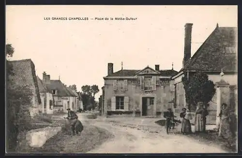 AK Les Grandes Chapelles, Place de la Motte-Dufour avec habitants et maisons rurales