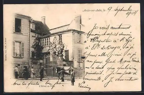 AK Arcis-sur-Aube, L`Hôtel de Ville avec des passants devant l`entrée