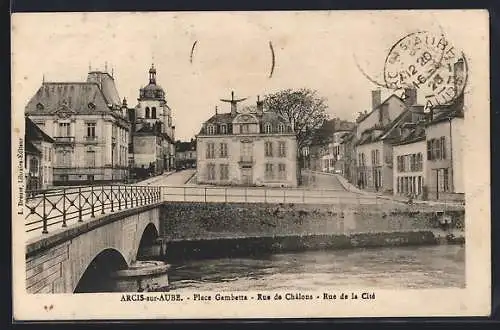 AK Arcis-sur-Aube, Place Gambetta et rues adjacentes au bord de la rivière