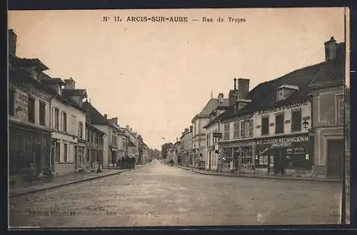 AK Arcis-sur-Aube, Rue de Troyes animée avec magasins et passants