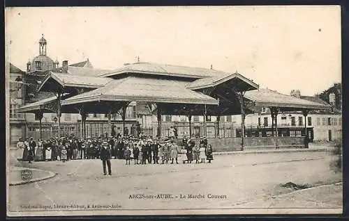 AK Arcis-sur-Aube, Le Marché Couvert avec foule animée devant le bâtiment historique
