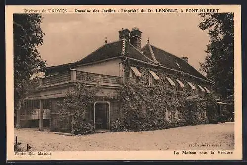 AK Pont-Hubert, La Maison sous la Verdure dans le Domaine des Jardins