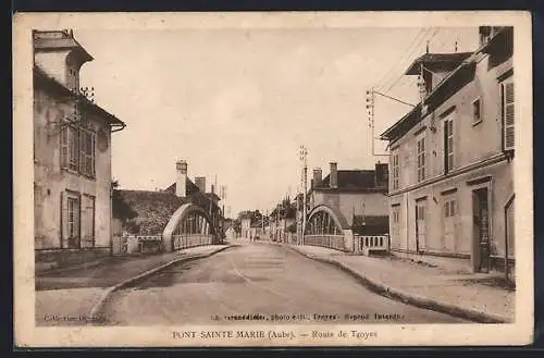AK Pont-Sainte-Marie, Route de Troyes et ses maisons bordant la rue