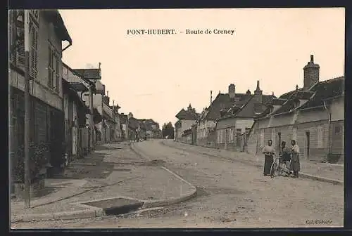 AK Pont-Hubert, Route de Creney avec passants sur la route