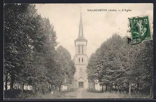 AK Villechétif, L`Église et l`allée bordée d`arbres