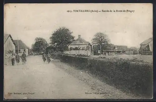 AK Torvilliers, Entrée de la Route de Prugny avec passants et maisons champêtres