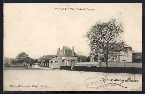 AK Torvilliers, Route de Prugny avec bâtiments résidentiels et arbre imposant