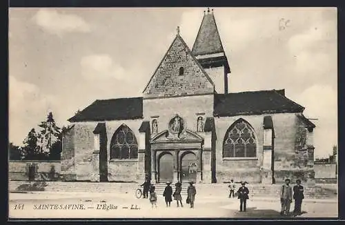 AK Sainte-Savine, L`Église avec visiteurs devant l`entrée